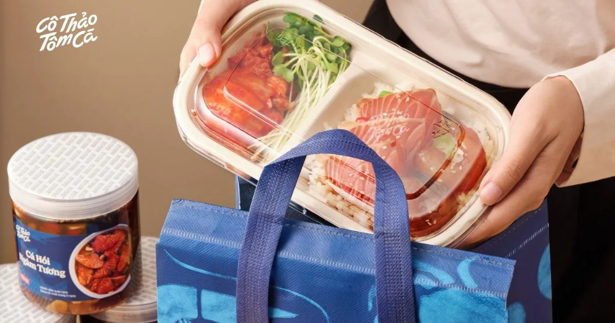 Bạn trẻ thưởng thức set cơm c&aacute; hồi tiện lợi