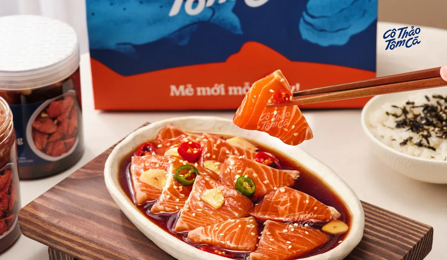 C&aacute; hồi ng&acirc;m tương c&oacute; vị b&eacute;o ngậy h&ograve;a c&ugrave;ng vị mặn ngọt thanh, kết lại bằng hương thơm chanh v&agrave;ng