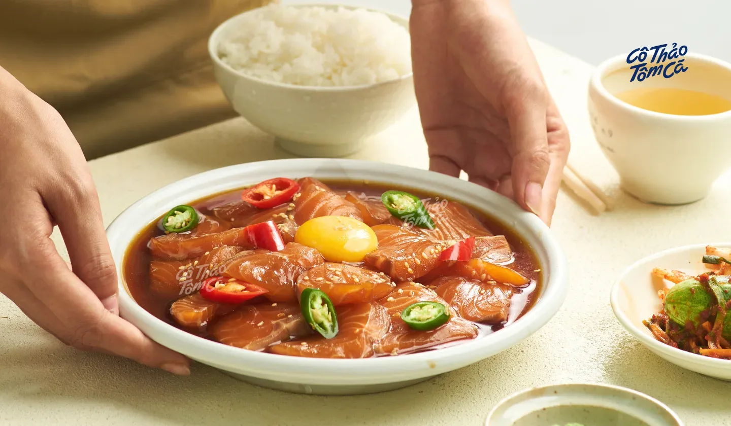 Cận cảnh l&aacute;t c&aacute; hồi cam hồng ngập trong sốt tương n&acirc;u, v&acirc;n mỡ trắng r&otilde;.