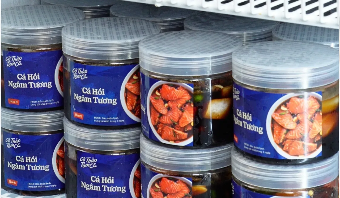 Ng&acirc;m c&aacute; trong tủ lạnh từ 12 đến 24 giờ để đảm bảo thấm đều