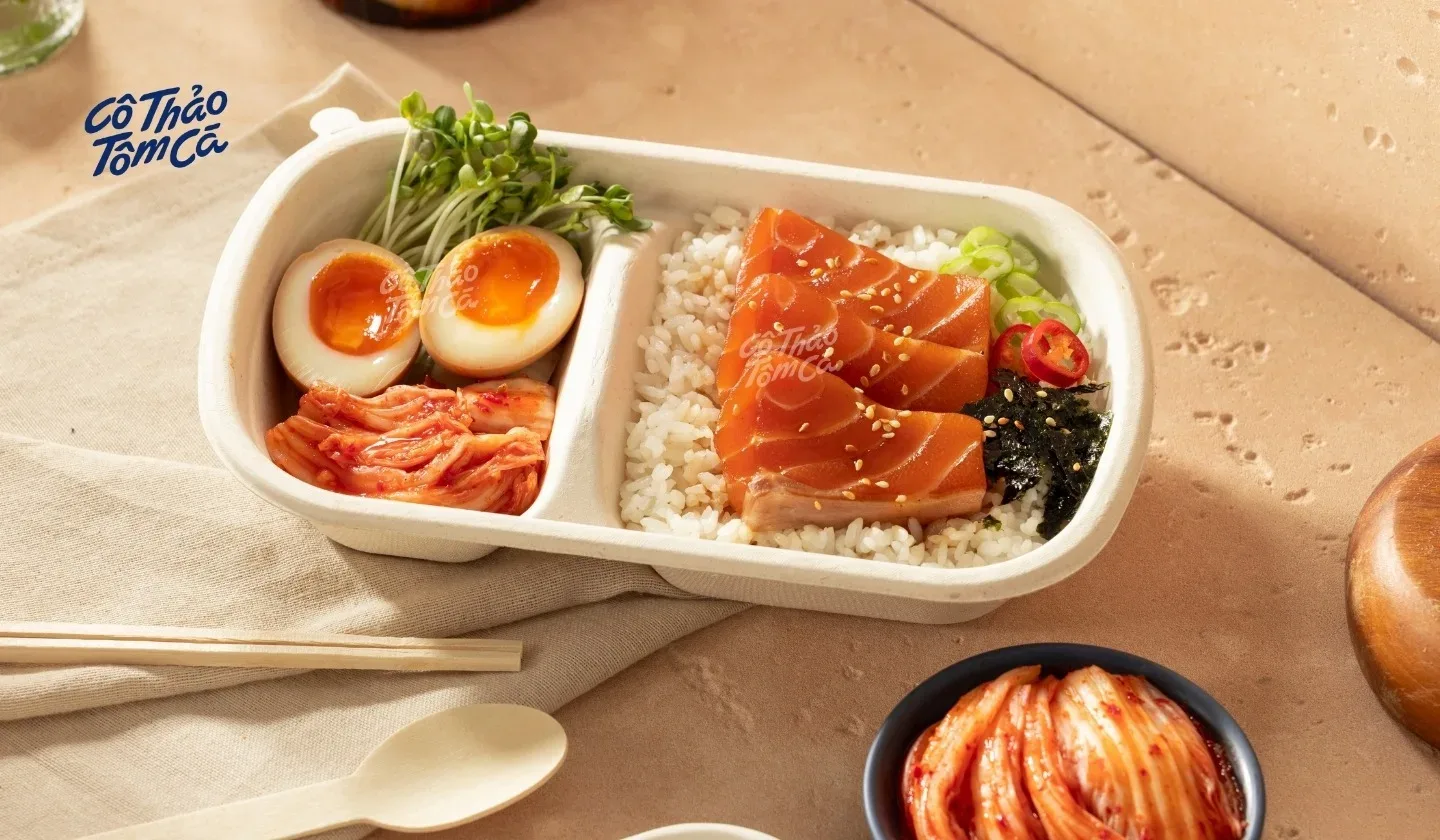 Set cơm C&aacute; hồi v&agrave; Trứng l&ograve;ng đ&agrave;o ng&acirc;m tương