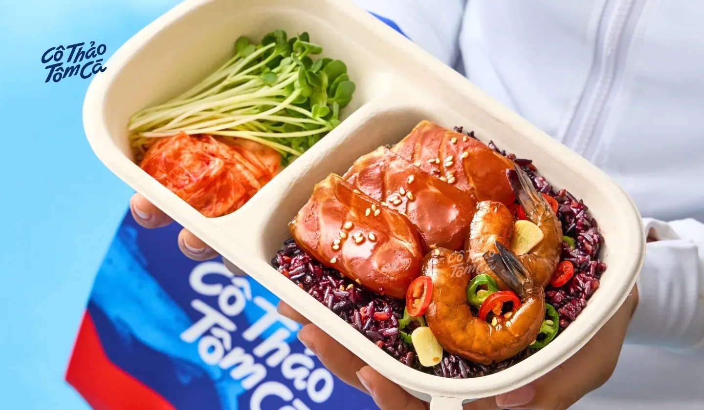 Set cơm gạo lứt c&aacute; hồi thơm ngon healthy.