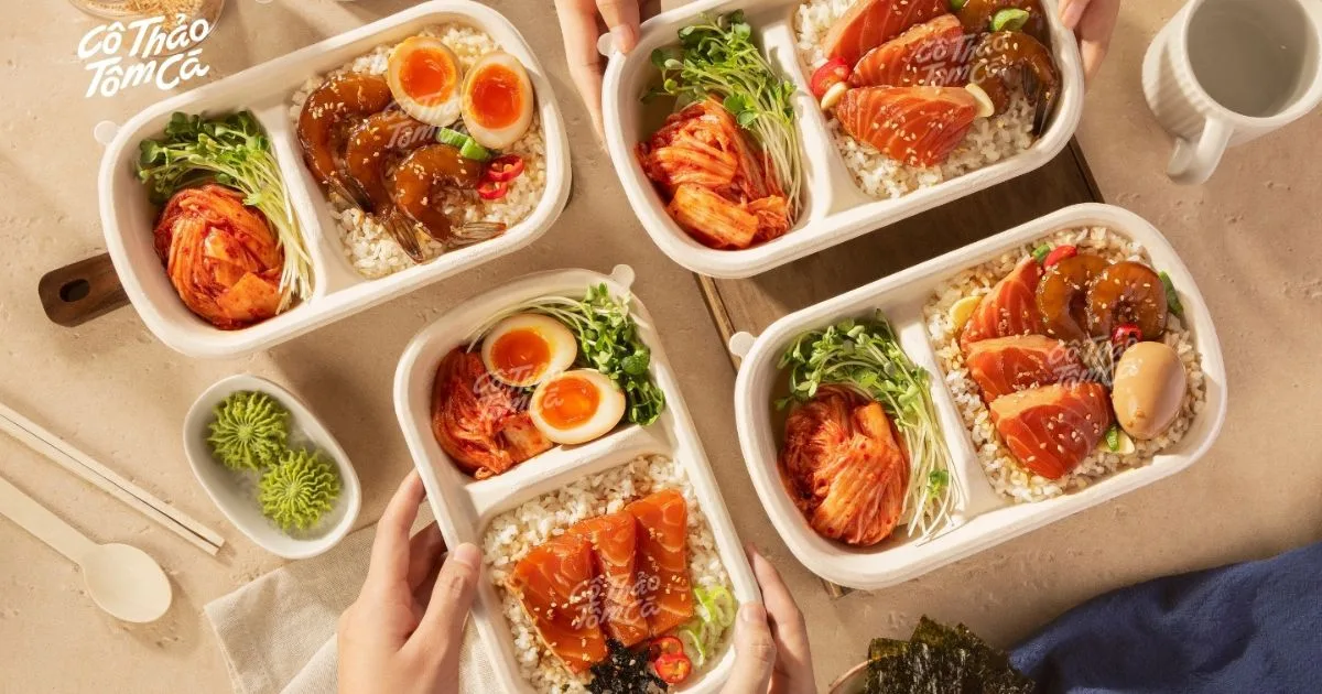Set cơm gạo Nhật v&agrave; c&aacute; hồi c&ugrave;ng topping hấp dẫn