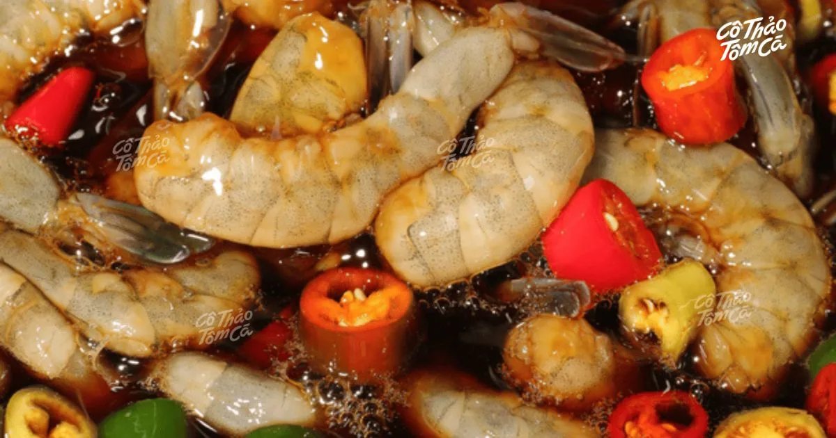 Sơ chế t&ocirc;m sạch sẽ, kỹ lưỡng trước khi đưa v&agrave;o hũ ng&acirc;m nước tương